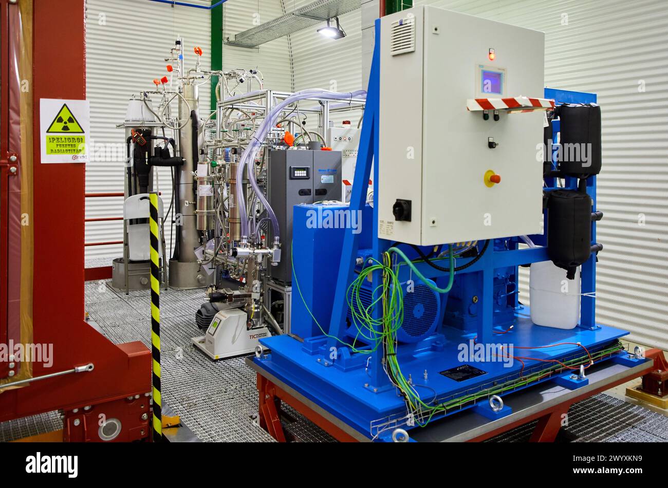 NEXT (Neutrino Experiment with a Xenon TPC) è un esperimento di decadimento a doppia beta della neutrinenza che opera presso il Canfranc Underground Laboratory (LSC). Si basa su un nuovo concetto di rilevamento per le ricerche di decadimento a doppia beta della neutrinenza, costituito da una camera di proiezione del tempo (TPC) riempita con xeno gassoso ad alta pressione e con funzioni separate per calorimetria e tracciamento. Progetto leader mondiale che studia la natura dei neutrini (se il neutrino è la sua antiparticella) alla ricerca di un raro tipo di decadimento chiamato doppio decadimento beta, il laboratorio Subterraneo de Canfranc (LSC) Foto Stock