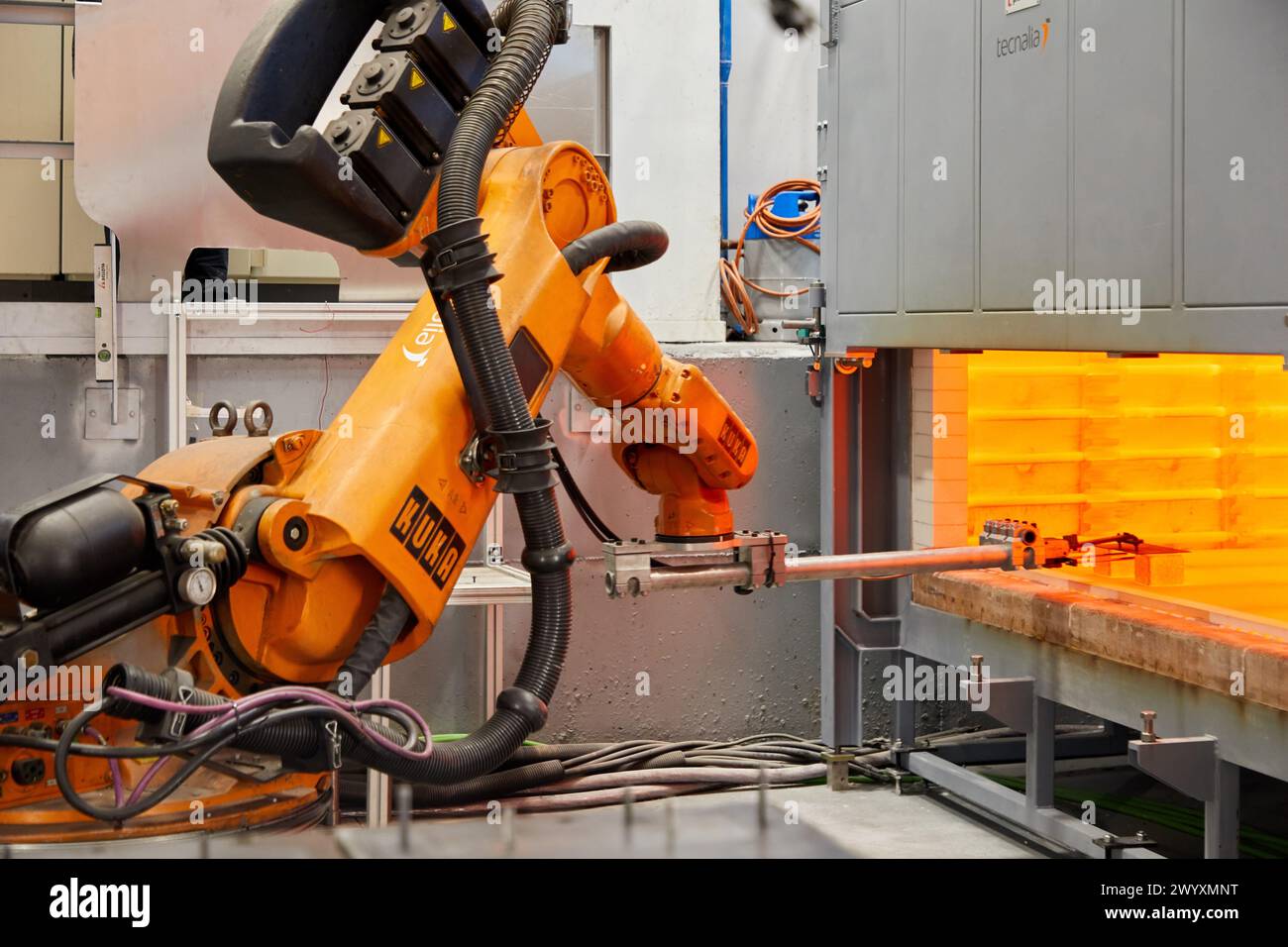 Robot che introduce i materiali nel forno e li porta successivamente alla pressa, alla cella di stampaggio a caldo, all'unità industriale, all'industria automobilistica, al centro tecnologico, Tecnalia Research & Innovation, Derio, Bizkaia, Paesi Baschi, Spagna. Foto Stock