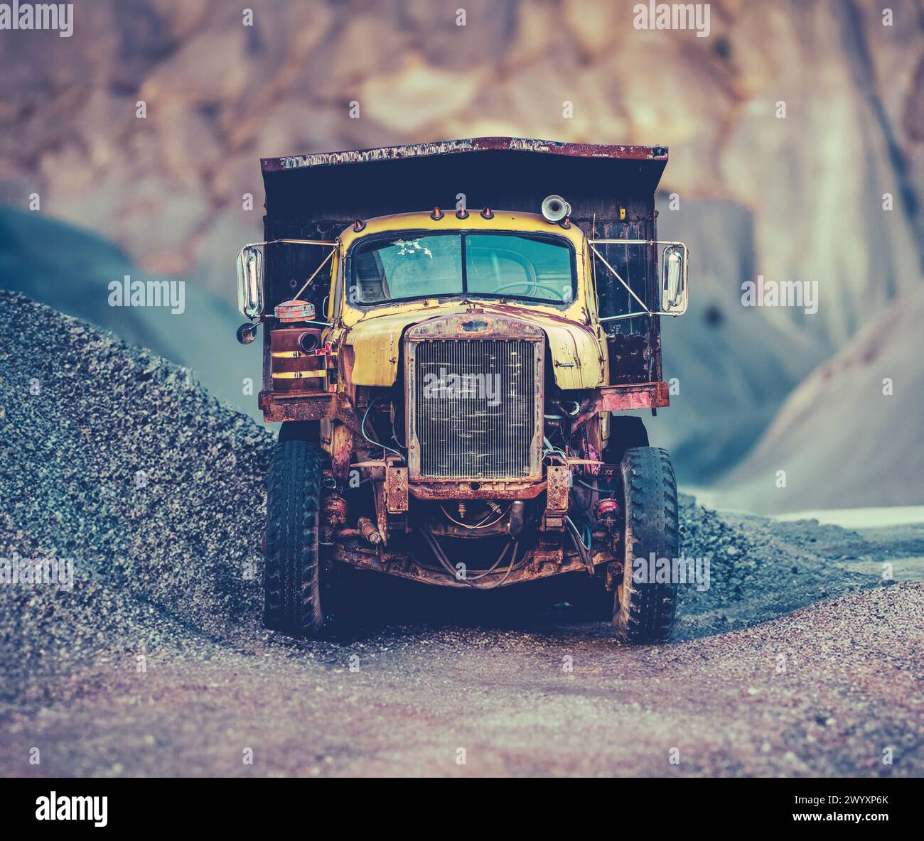 Immagine dell'industria pesante Di Un vecchio camion con cassone ribaltabile rugginito in Una cava Foto Stock