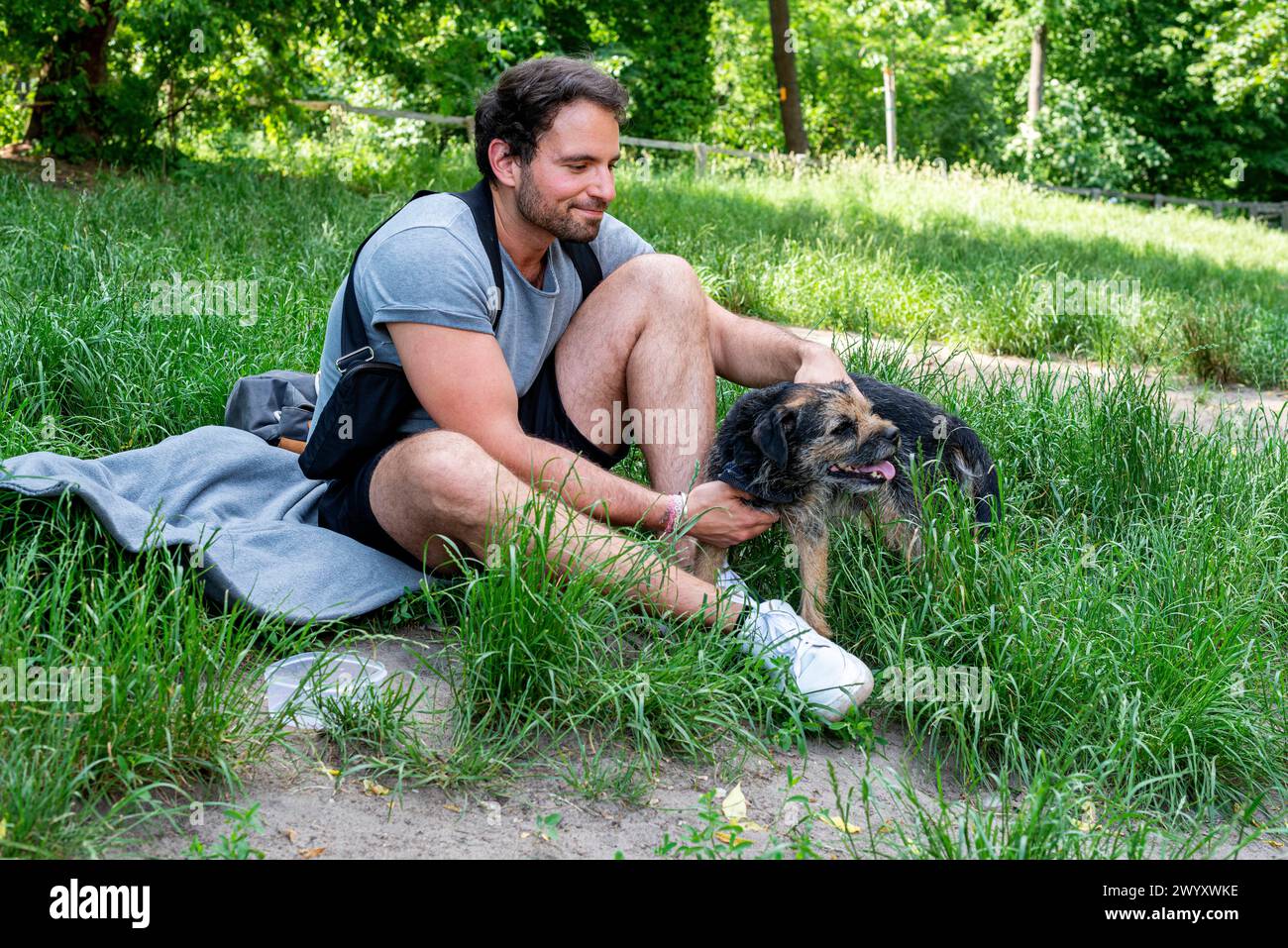 Bastian e Gerorge Bastian giocano con il suo nuovo cane George all'interno del posto a pecorina di Volkspark Hasenheide. Berlino, Germania. MRYES Berlin - Reuterkies Volkspark Hasenheide Berlino Germania Copyright: XGuidoxKoppesx Foto Stock