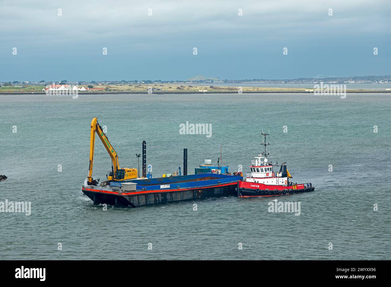 Digger Clearing Shipping Channel, porto, Dublino, Repubblica d'Irlanda Foto Stock