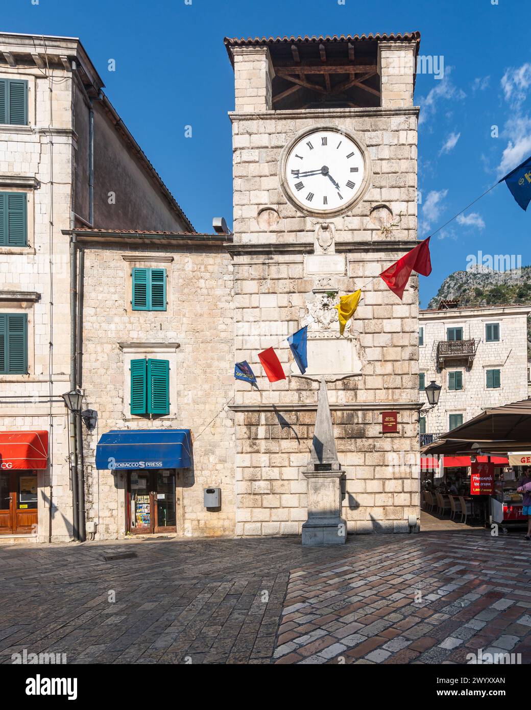 Kotor, Montenegro, 14 agosto 2023. Torre dell'orologio nel cuore della città vecchia di Cattaro Foto Stock