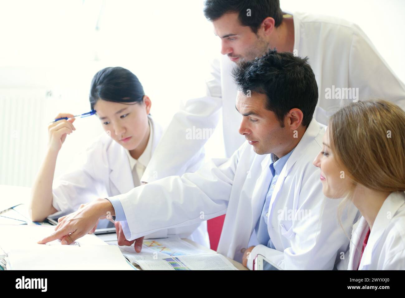 Ricercatori nella sala riunioni. Servizi tecnologici all'industria. Tecnalia Research & Innovation, Donostia, San Sebastian, Gipuzkoa, Paesi Baschi, Spagna. Foto Stock