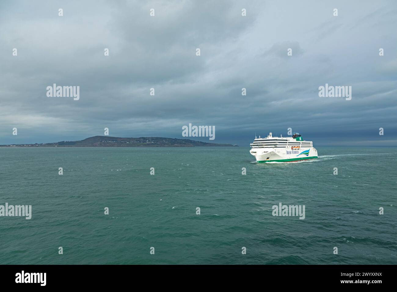 Traghetto Irish Ferries in arrivo al porto, alla penisola di Howth, Dublino, Repubblica d'Irlanda Foto Stock