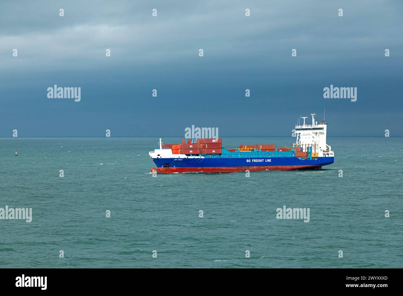 Nave portacontainer in arrivo al porto di Dublino, Repubblica d'Irlanda Foto Stock