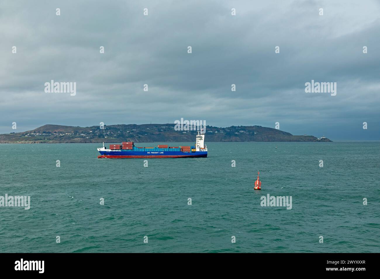 Nave portacontainer in arrivo al porto, penisola di Howth, Dublino, Repubblica d'Irlanda Foto Stock