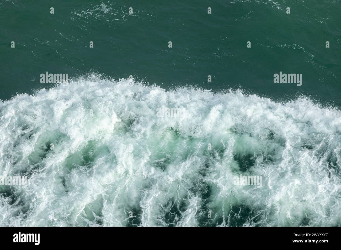 Ondata di prua di un traghetto, spindrift, Mare d'Irlanda vicino a Dublino, Repubblica d'Irlanda Foto Stock