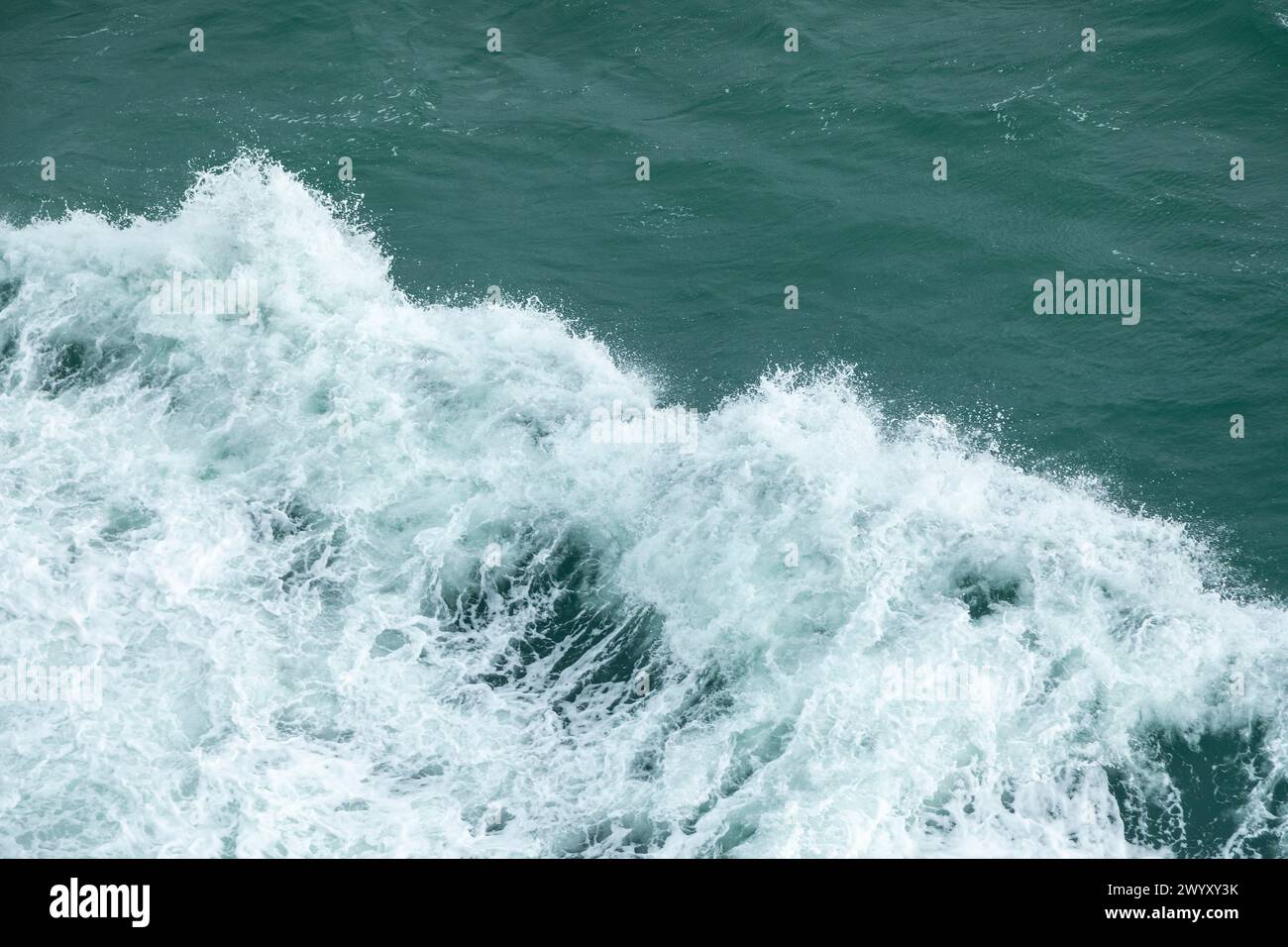 Ondata di prua di un traghetto, spindrift, Mare d'Irlanda vicino a Dublino, Repubblica d'Irlanda Foto Stock