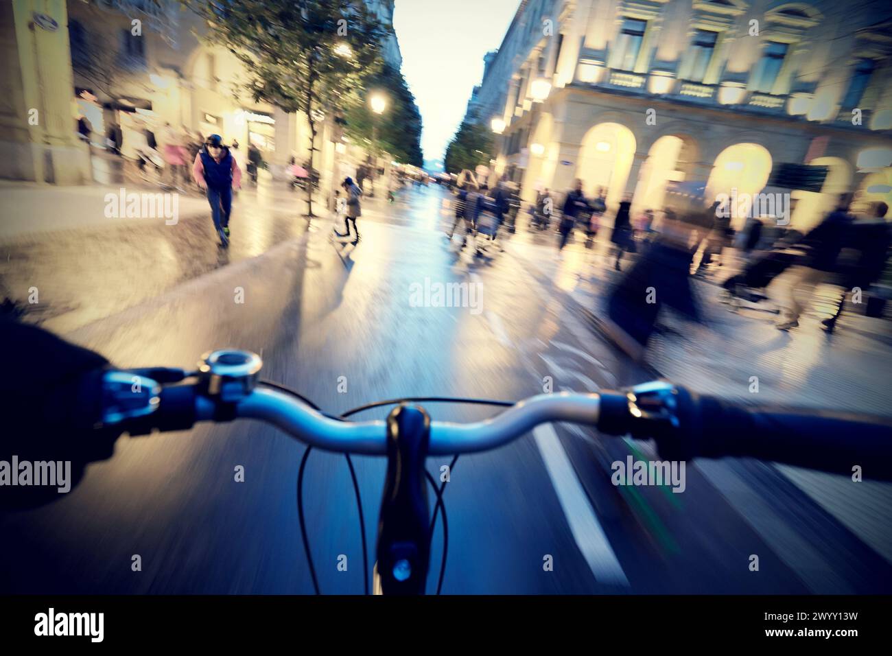 In bicicletta in città. Donostia San Sebastian, Gipuzkoa, Paesi Baschi, Spagna. Foto Stock