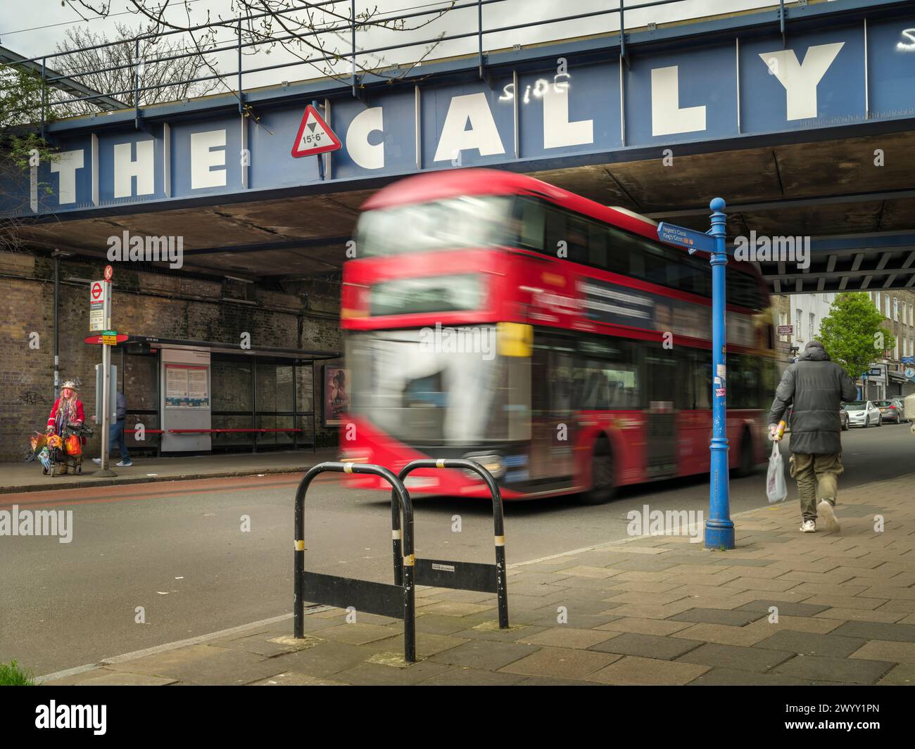 Il Caledonian Road, o 'l' camente come è noto è la principale arteria di strada attraverso il North London borough di Islington. Foto Stock