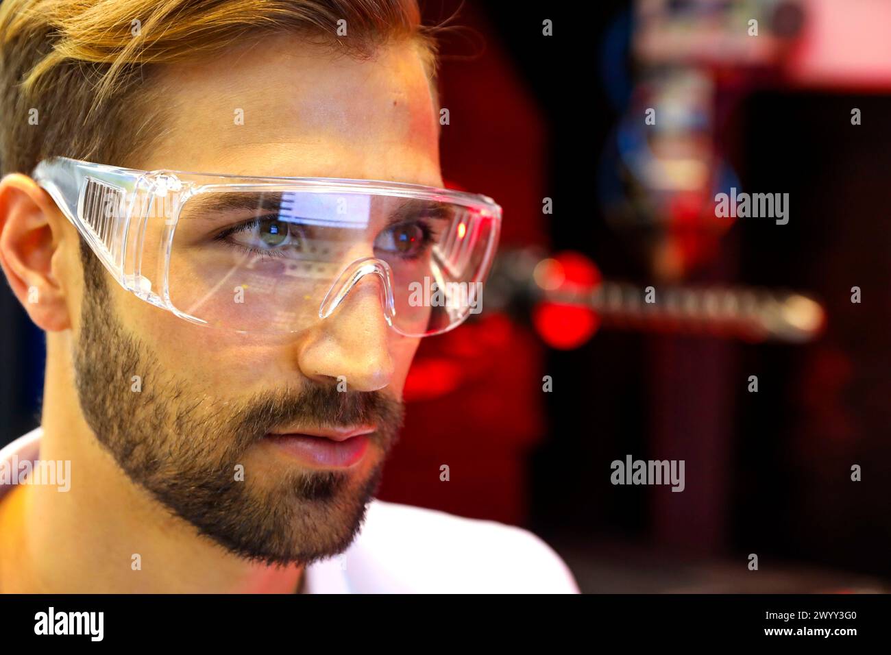 Macchina utensile laser ibrida per la produzione additiva. Ricercatore che lavora su macchine per la stampa 3D per l'industria, consente di creare grandi parti metalliche da zero e di rifinirle con grande precisione, nonché di riparare pezzi di alto valore per settori come quello automobilistico o aeronautico, centro di ricerca e tecnologia, Tecnalia Research & Innovation, Donostia, Paesi Baschi, Spagna, Europa. Foto Stock
