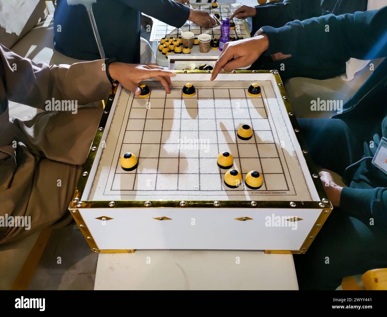 Un tradizionale gioco da tavolo del Qatar Dama. Foto Stock