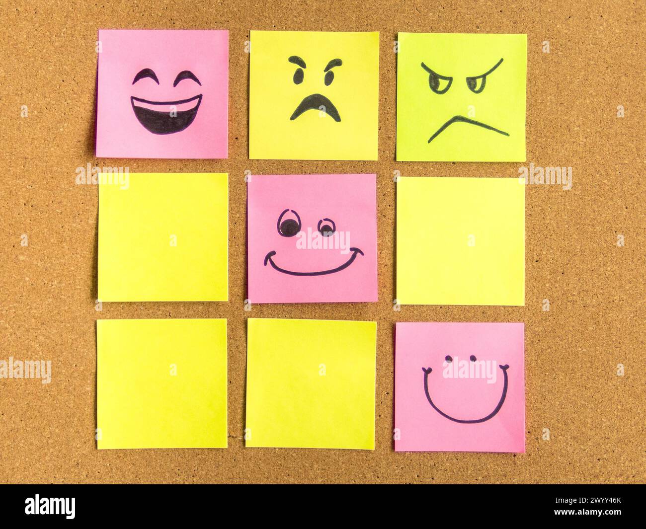 bordo di sughero con il palo colorato relativo che rappresenta le varie emoticon con concetto di comunicazione di varie emozioni Foto Stock