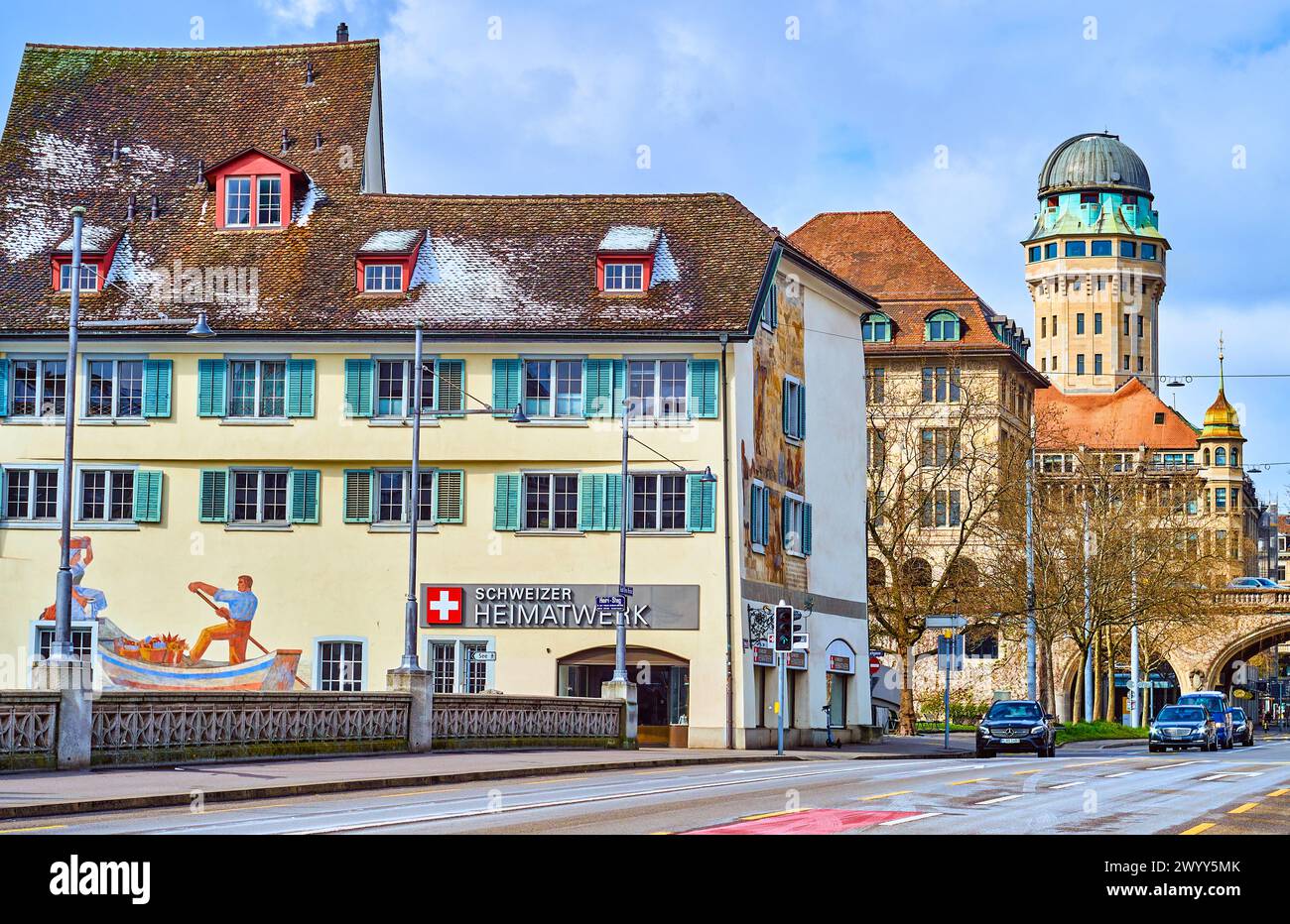 ZURIGO, SVIZZERA - 3 APRILE 2022: La scena urbana nella vecchia Zurigo con gli edifici storici del quartiere Schipfe, il 3 aprile a Zurigo, Svizzera Foto Stock