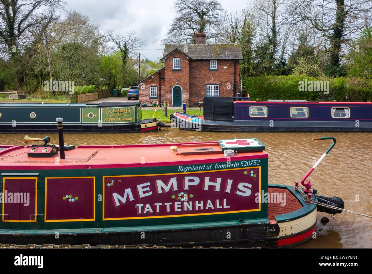 Le imbarcazioni per il narrowboat ormeggiate presso il porticciolo del centro del canale di Nantwich sul canale Shropshire union Cheshire Foto Stock