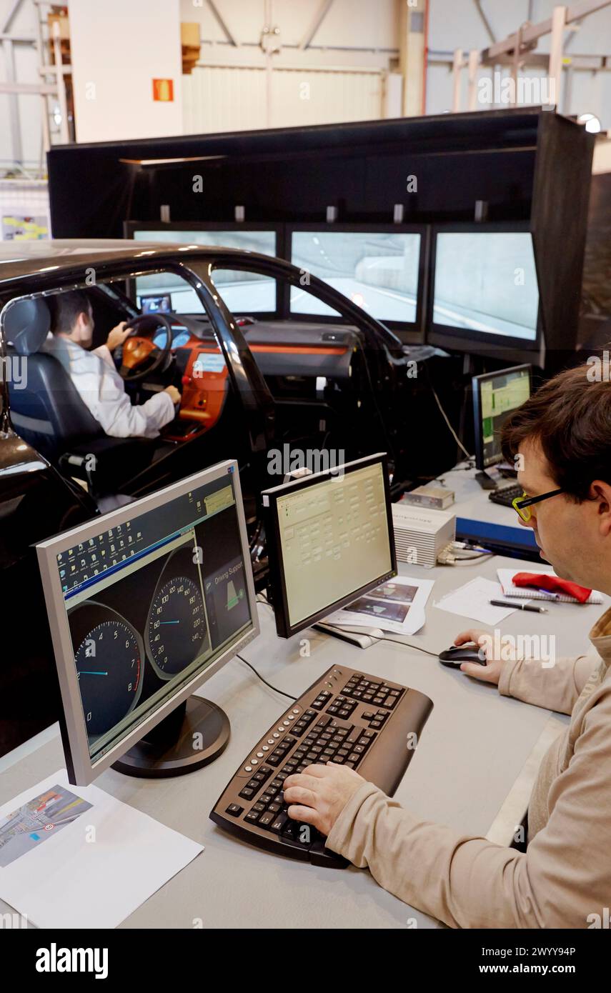 Test simulatore di guida validazione di sistemi di guida ecocompatibili, sistemi di platooning, treni stradali, comportamento del conducente a diversi tipi di situazioni acustiche, visive o vibrotattili industria e trasporti Tecnalia ricerca & innovazione, Centro tecnologico e di ricerca, Zamudio Technological Park, Derio, Bizkaia, Paesi Baschi, Spagna. Foto Stock