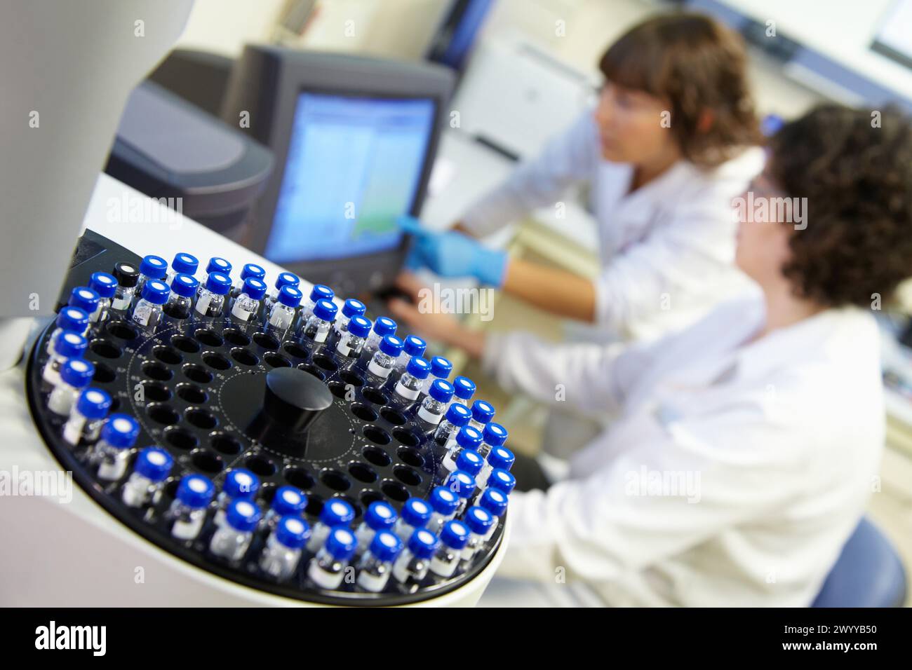 I ricercatori Tecnalia hanno effettuato analisi mediante gascromatografia e spettrometria di massa la gascromatografia è una tecnica di separazione basata sulla distribuzione dei componenti di un incrocio tra una fase stazionaria e una fase mobile gassosa, mentre la spettrometria di massa è una tecnica analitica in grado di identificare quasi inequivocabilmente, in quanto fornisce uno spettro caratteristico di ciascuna molecola, l'unione della spettrometria di massa per gascromatografia consente la separazione, l'identificazione e la quantificazione di componenti volatili e semivolatili di miscele complesse industria alimentare Biotecnologie Laboratory Foto Stock