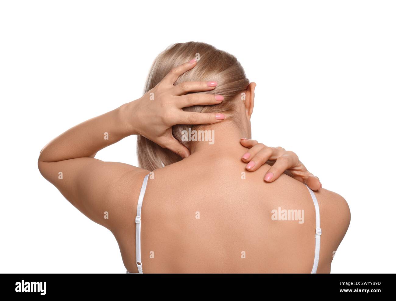 Donna che soffre di dolore al collo su sfondo bianco, vista posteriore Foto Stock