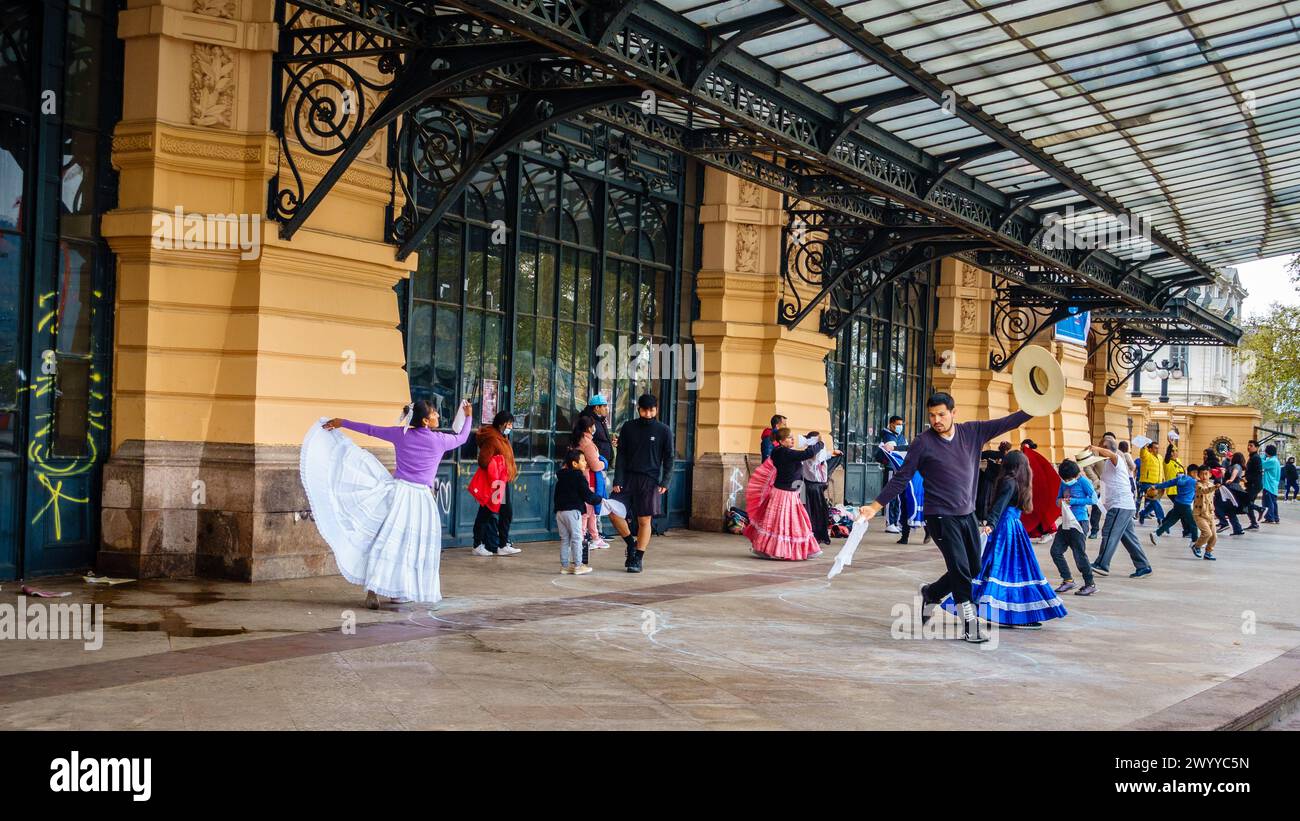 Santiago, Cile, 18 settembre 2022: Le persone praticano danze tradizionali cilene di fronte al Centro Cultural Estacion Mapocho Foto Stock
