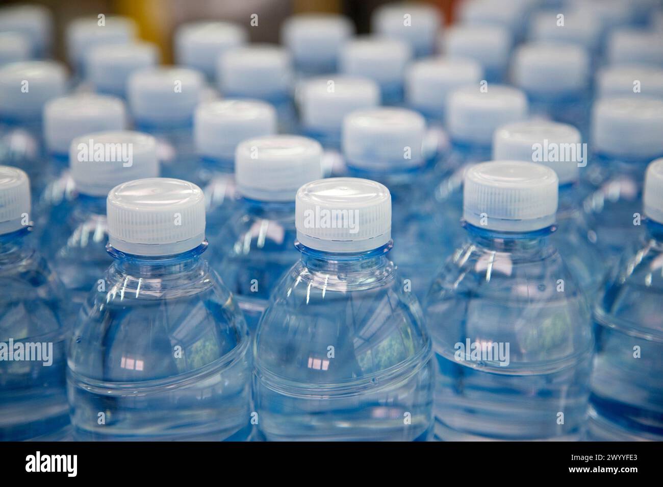 Impianto di imbottigliamento di acqua minerale. Foto Stock