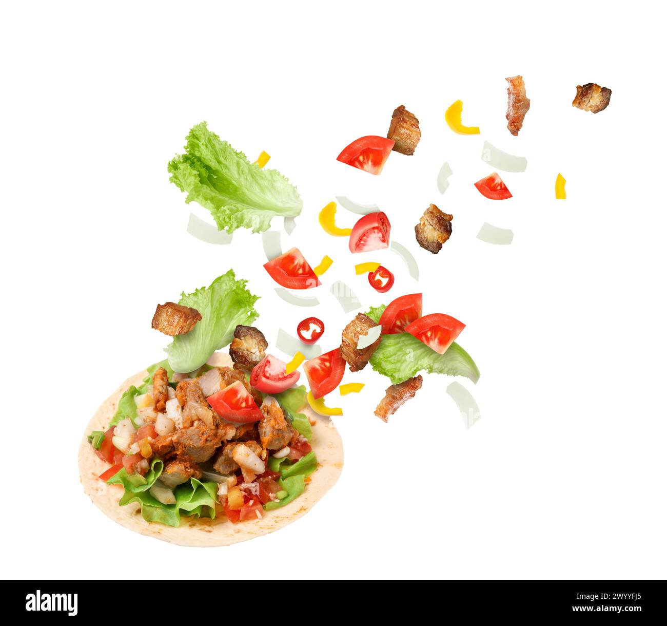 Delizioso taco con ingredienti volanti su sfondo bianco Foto Stock