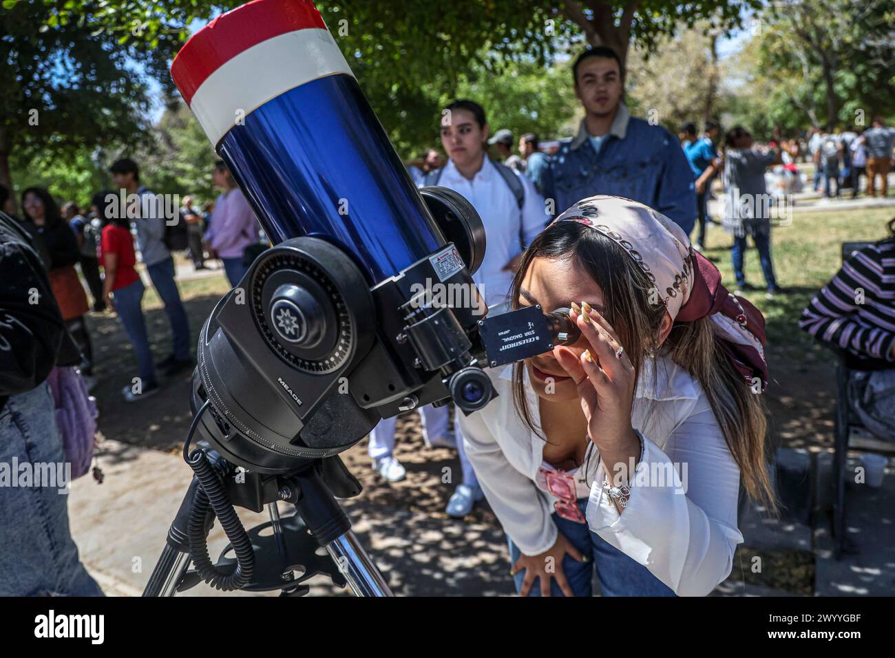 HERMOSILLO, MESSICO - 8 APRILE: Studenti e comunità scientifica si sono riuniti per osservare l'eclissi solare totale nella piazza studentesca dell'Università di Sonora l'8 aprile 2024 a Hermosillo, Messico. Secondo gli esperti, la costa occidentale del Messico sarà uno dei posti migliori per osservare l'eclissi, in particolare gli stati di Coahuila, Durango e Sinaloa, dove la Luna bloccherà completamente il Sole. L'ultima eclissi totale osservata dal Messico è stata nel 1991 e la prossima sarà tra 28 anni.(foto di Luis Gutierrez/ Norte Photo) Foto Stock