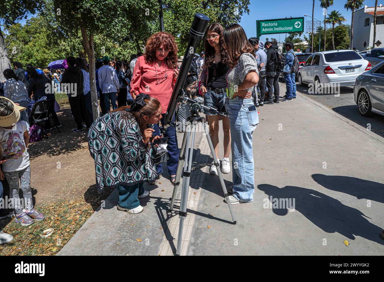 HERMOSILLO, MESSICO - 8 APRILE: Studenti e comunità scientifica si sono riuniti per osservare l'eclissi solare totale nella piazza studentesca dell'Università di Sonora l'8 aprile 2024 a Hermosillo, Messico. Secondo gli esperti, la costa occidentale del Messico sarà uno dei posti migliori per osservare l'eclissi, in particolare gli stati di Coahuila, Durango e Sinaloa, dove la Luna bloccherà completamente il Sole. L'ultima eclissi totale osservata dal Messico è stata nel 1991 e la prossima sarà tra 28 anni.(foto di Luis Gutierrez/ Norte Photo) Foto Stock