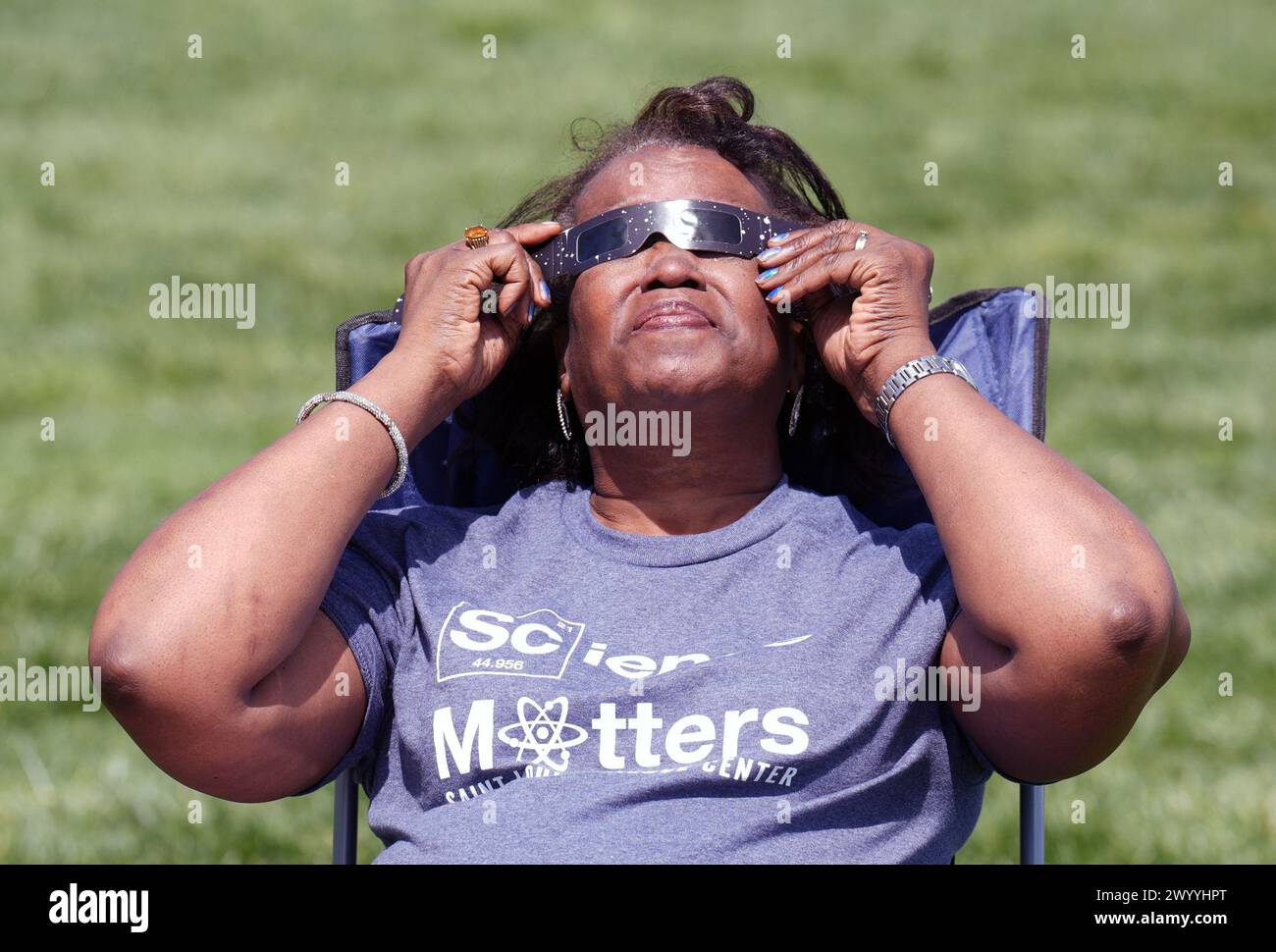 St Louis, Stati Uniti. 8 aprile 2024. La dottoressa Annette Fields regola i suoi occhiali per vedere l'eclissi solare mentre si siede sotto il Gateway Arch a St. Louis lunedì 8 aprile 2024. Foto di Bill Greenblatt/UPI credito: UPI/Alamy Live News Foto Stock