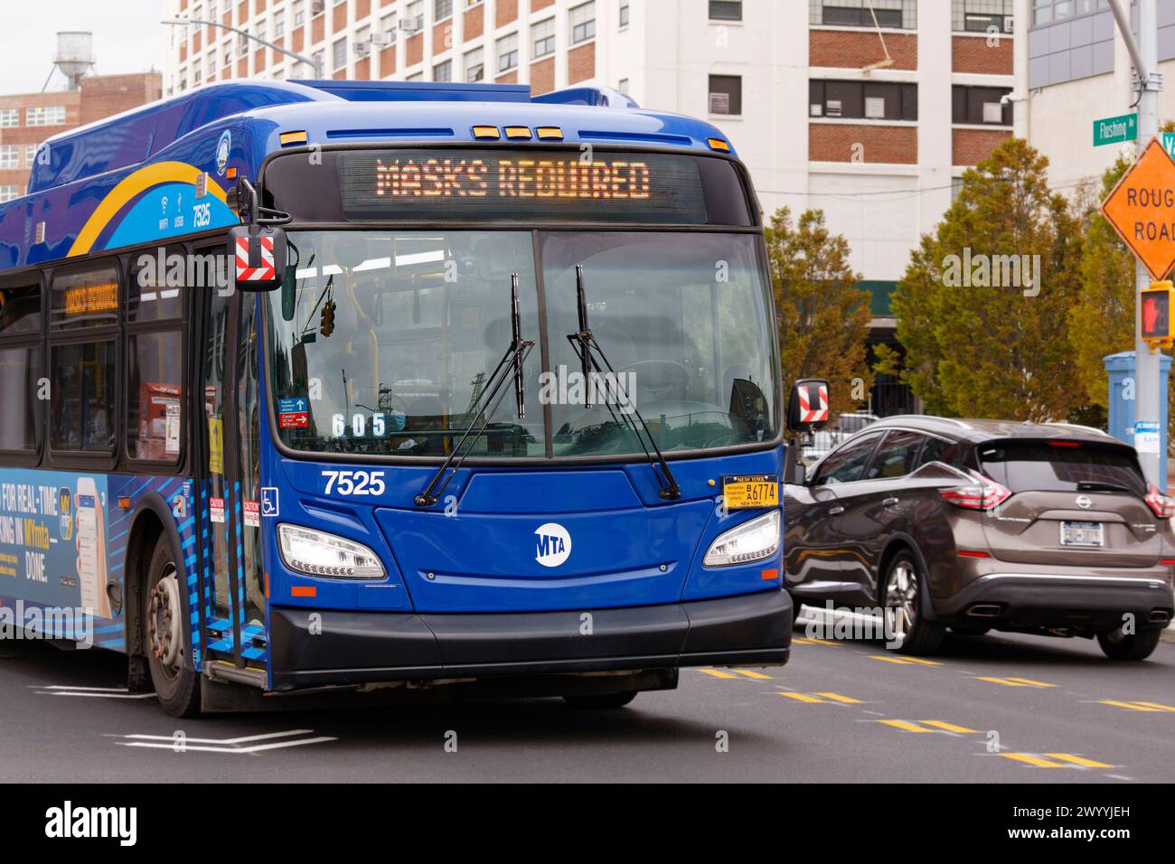 Blue bus con restrizioni covid Foto Stock