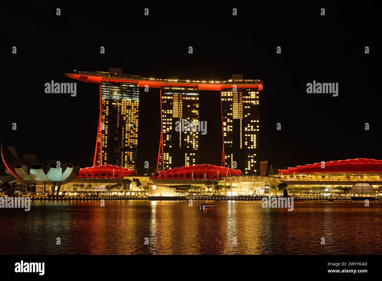 Hotel Marina Bay Sands con riflessi a Singapore, che usa luci rosse per buona fortuna per celebrare il capodanno cinese. Foto Stock