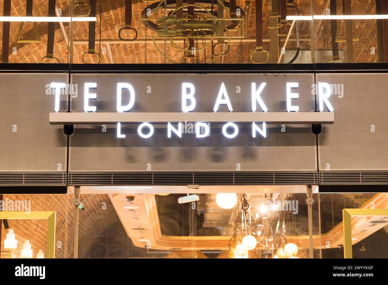 Londra Regno Unito, 8 aprile 2024. Di fronte a Ted baker London per chiudere 15 negozi in Inghilterra, gli amanti dello shopping fuori dal Regent Street Store Londra Inghilterra Regno Unito. Crediti: Xiu Bao/Alamy Live News Foto Stock
