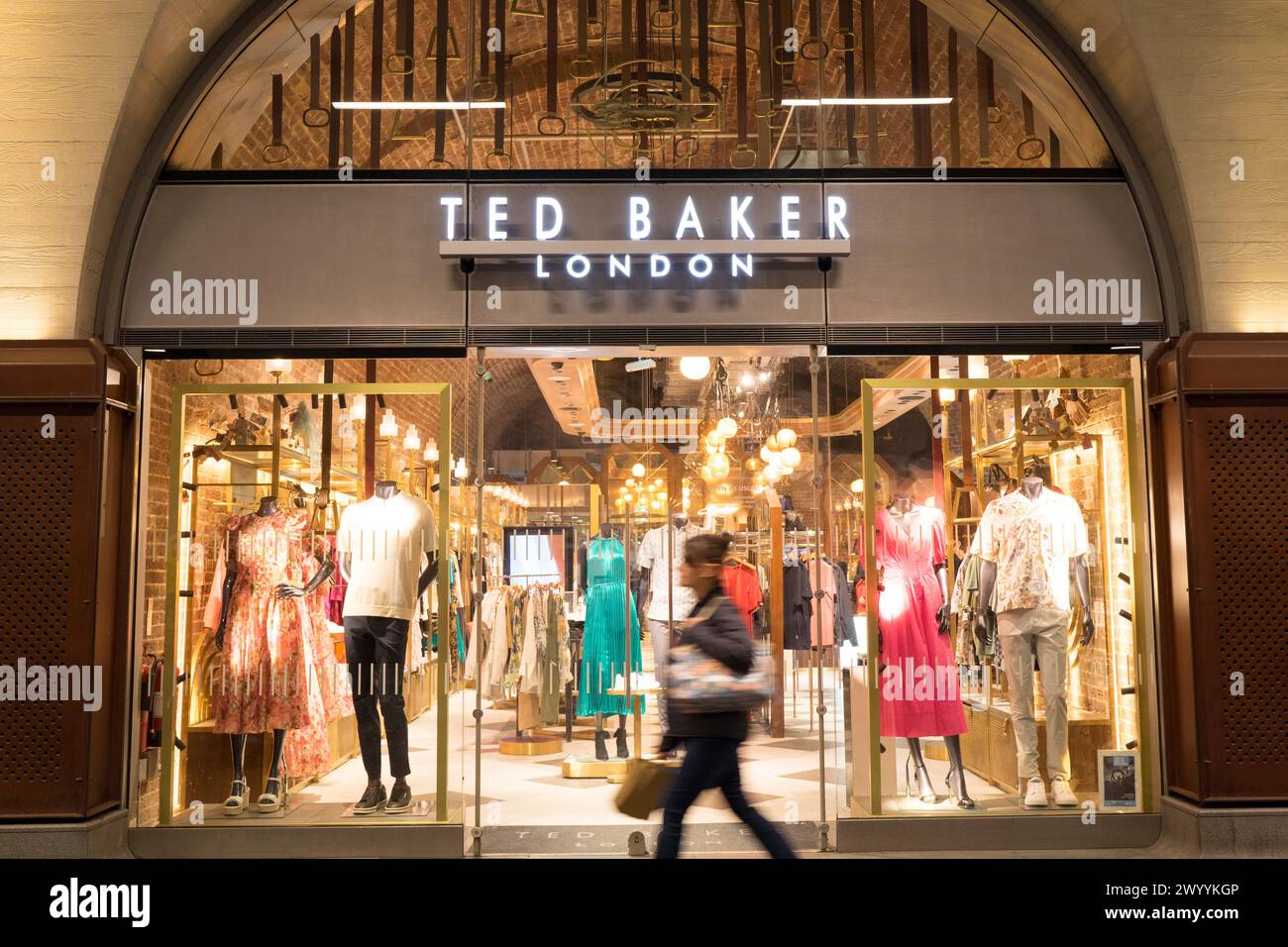Londra Regno Unito, 8 aprile 2024. Di fronte a Ted baker London per chiudere 15 negozi in Inghilterra, gli amanti dello shopping fuori dal Regent Street Store Londra Inghilterra Regno Unito. Crediti: Xiu Bao/Alamy Live News Foto Stock