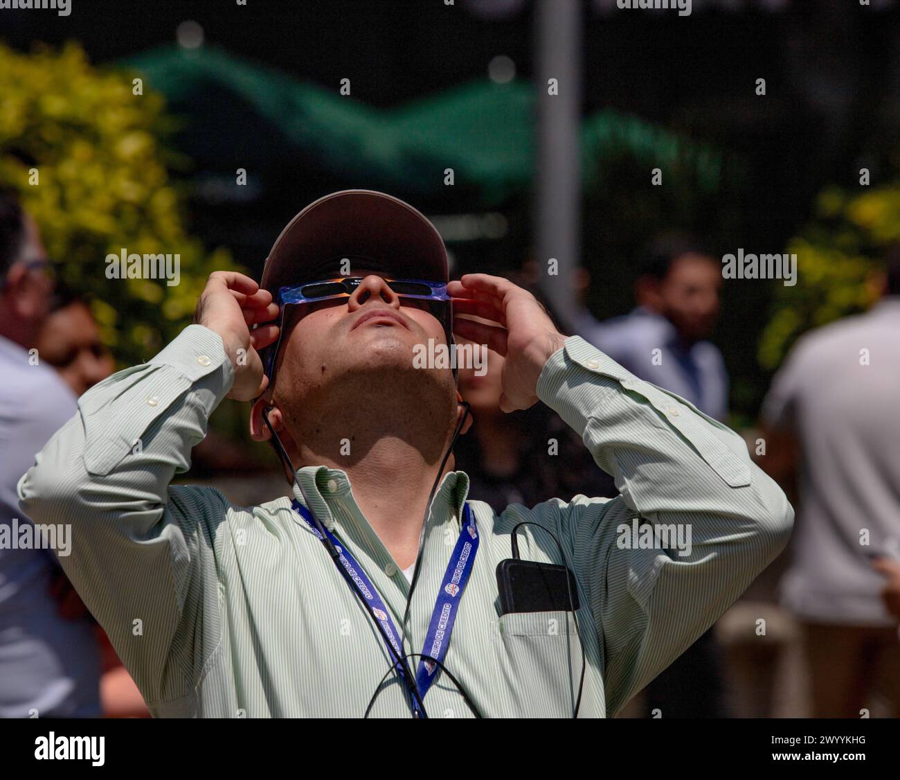 Uomo a città del Messico, Messico osserva l'eclissi solare dell'8 aprile 2024 Foto Stock