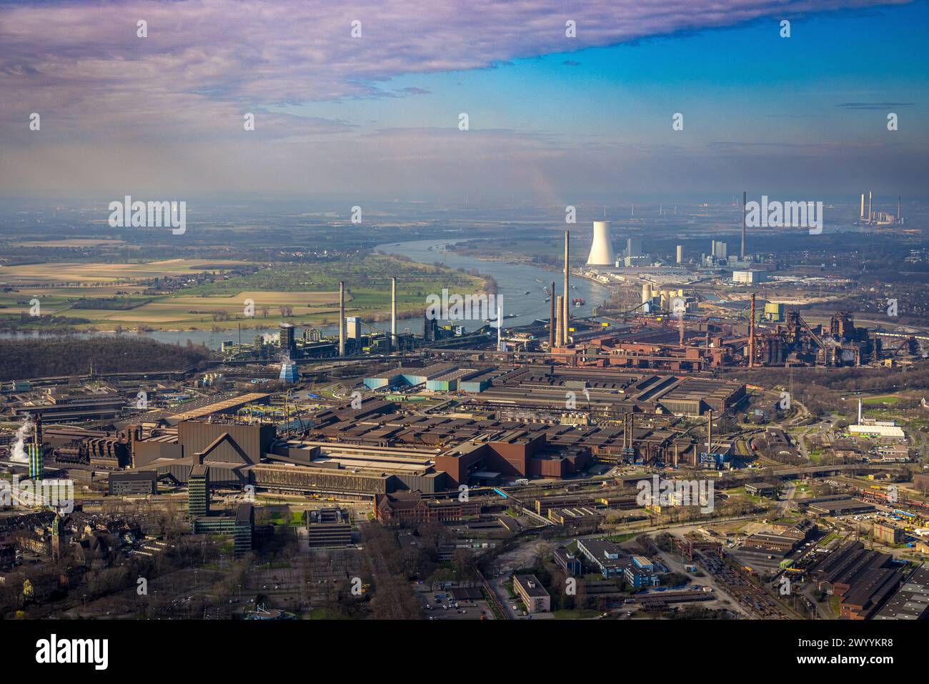 Vista aerea, stabilimento ThyssenKrupp Steel Europe con vista della centrale STEAG Walsum, del fiume Reno e del cielo nuvoloso, Marxloh, Duisburg, zona della Ruhr, North RH Foto Stock