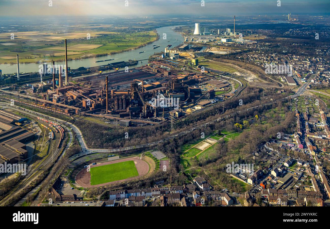 Vista aerea, stabilimento ThyssenKrupp Steel Europe con vista della centrale STEAG Walsum, del fiume Reno e del cielo nuvoloso, Marxloh, Duisburg, zona della Ruhr, North RH Foto Stock