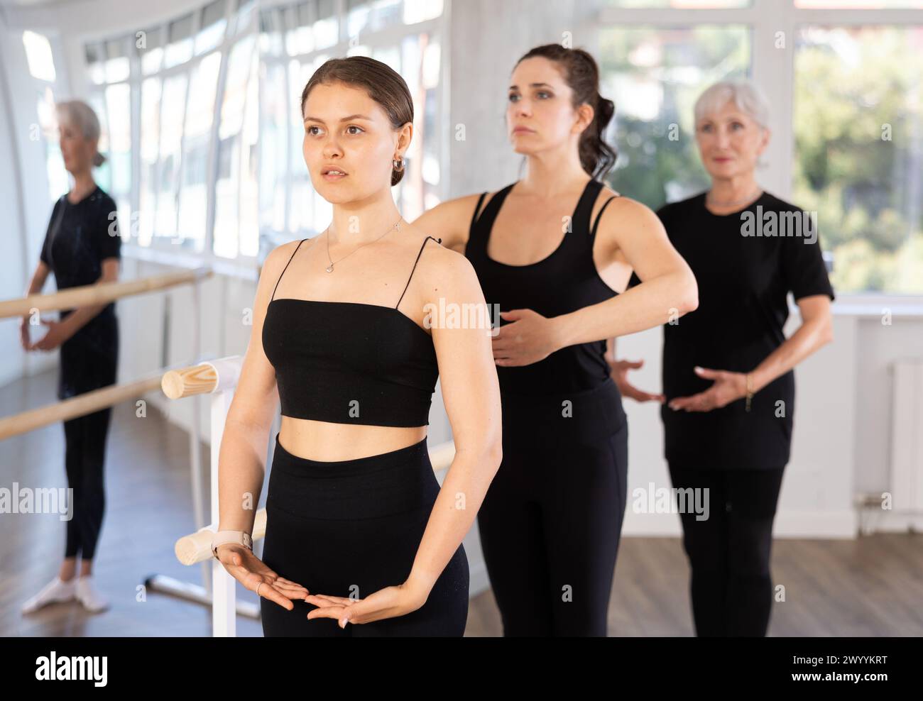 Giovane studentessa di balletto che si esibisce in prima posizione Foto Stock