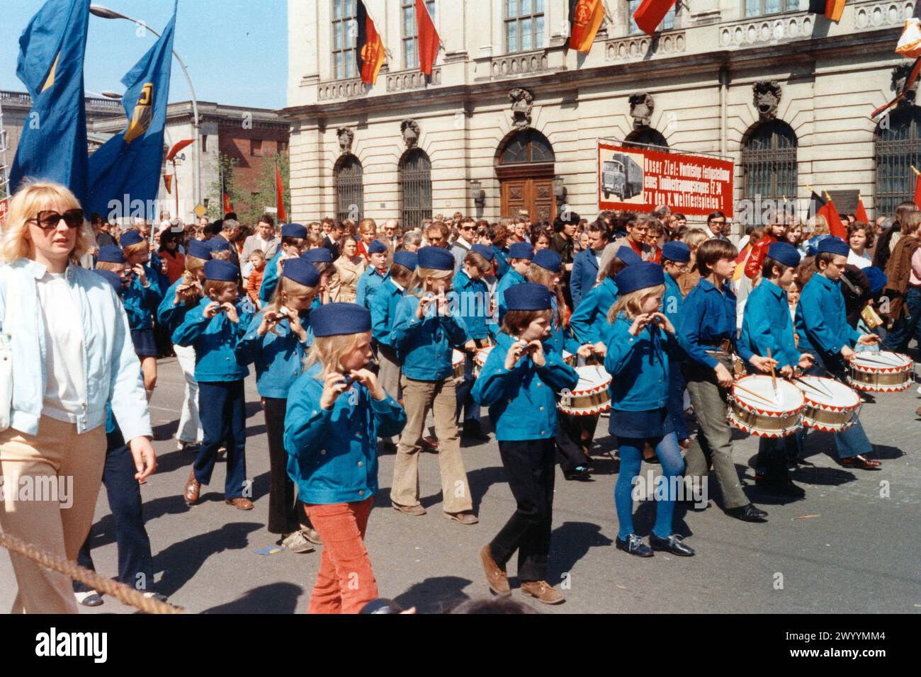 Manifestazione il 1° maggio 1973 in strada "Unter den Linden" a Berlino Est con un gruppo musicale dell'organizzazione comunista pioniera. Foto Stock