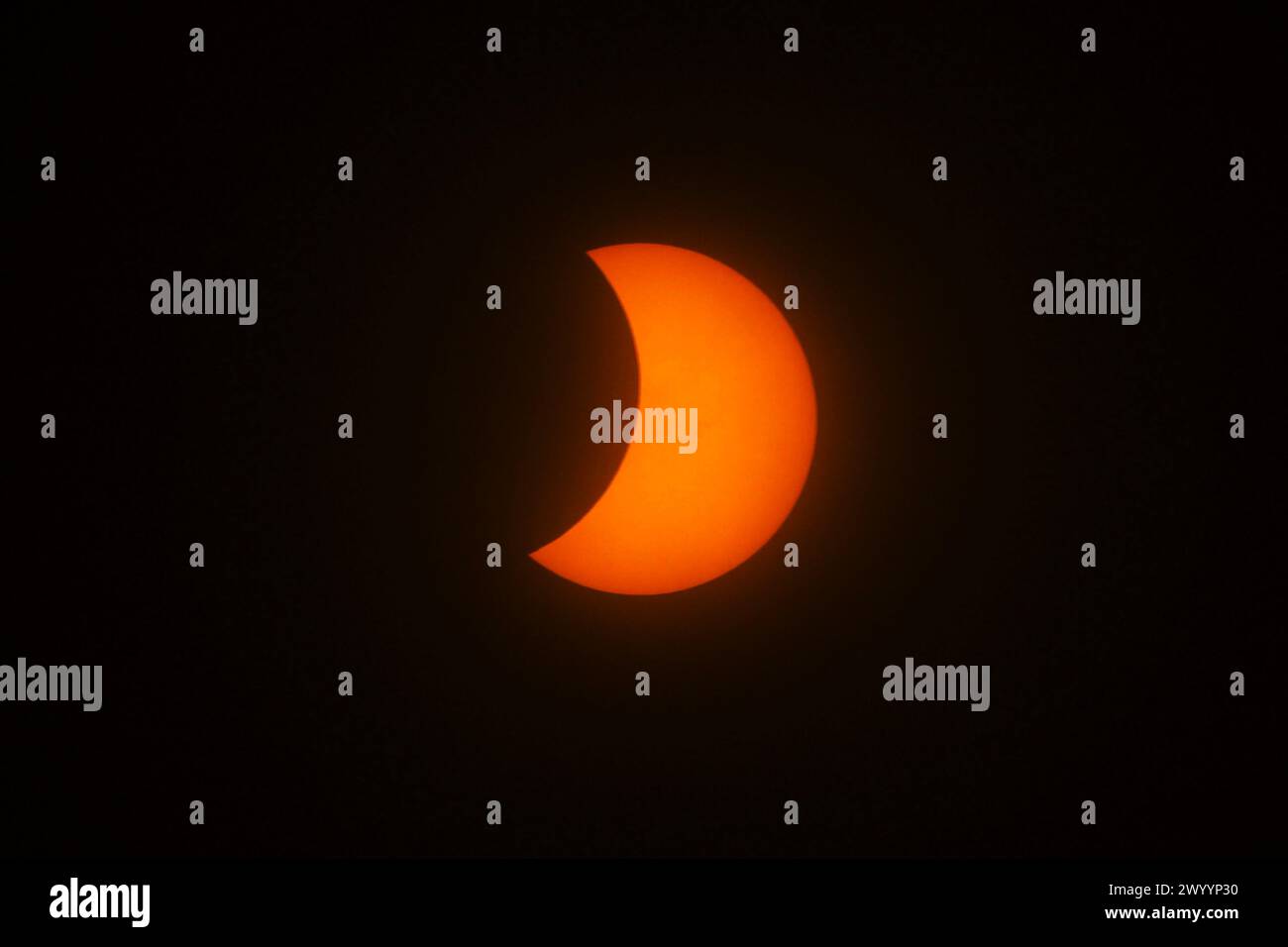 Mazatlan, Messico. 8 aprile 2024. La luna attraversa di fronte al sole durante la grande eclissi solare nordamericana a Mazatlan, in Messico. Alcune persone si sono rifugiate al Parque Ciudades Hermanas per sperimentare una parziale eclissi solare. L'8 aprile 2024 a Mazatlan, Messico. (Foto di Essene Hernandez/ Eyepix Group/Sipa USA) credito: SIPA USA/Alamy Live News Foto Stock