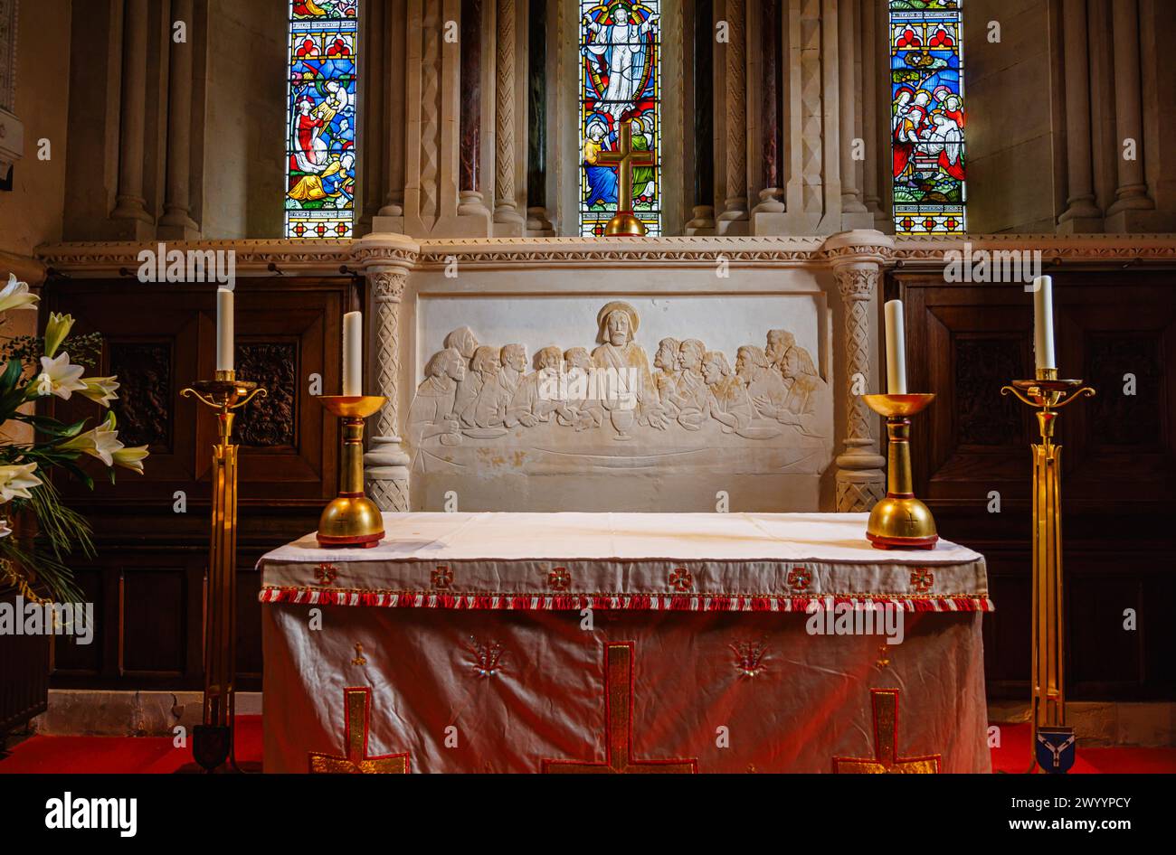 Ashlar reredos dietro l'altare raffigurante l'ultima cena nella chiesa parrocchiale di St Michael & All Angels a Mickleham, un villaggio vicino a Dorking, Surrey Foto Stock