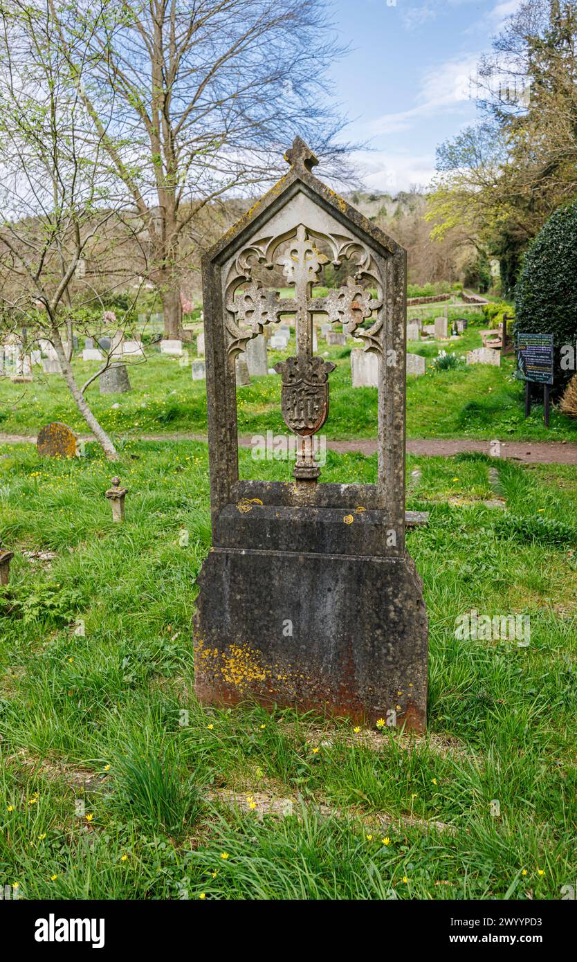 Croce scolpita in una lapide di pietra nel cimitero della chiesa parrocchiale di St Michael & All Angels a Mickleham, un villaggio vicino a Dorking, Surrey Foto Stock