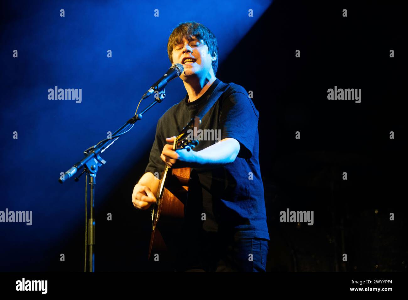 Il cantautore e cantante britannico Jake Bugg si esibisce alla Columbiahalle di Berlino mentre sostiene il Liam Gallgher John Squire 2024 Europe Tour. Foto Stock