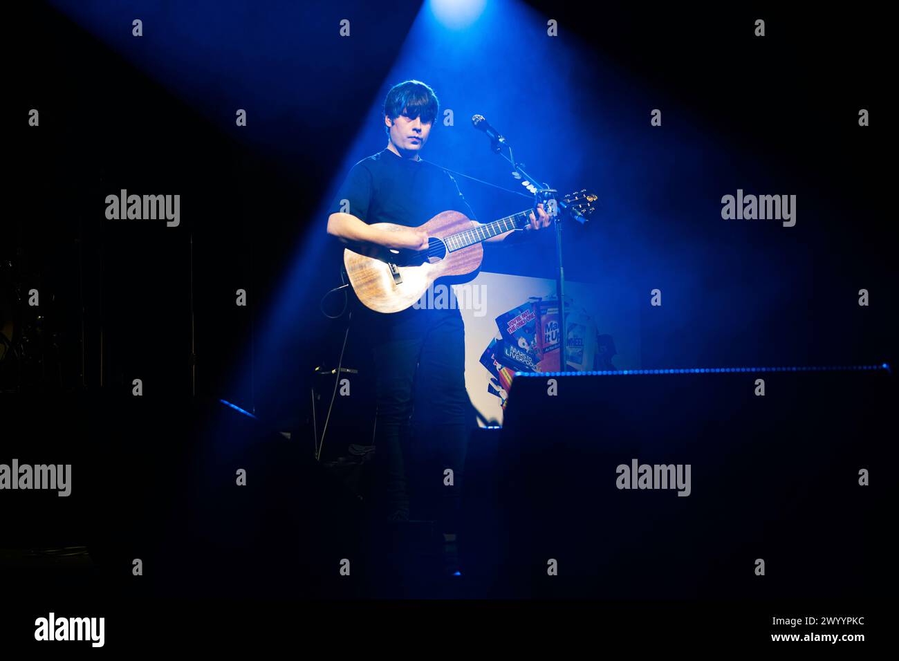 Il cantautore e cantante britannico Jake Bugg si esibisce alla Columbiahalle di Berlino mentre sostiene il Liam Gallgher John Squire 2024 Europe Tour. Foto Stock