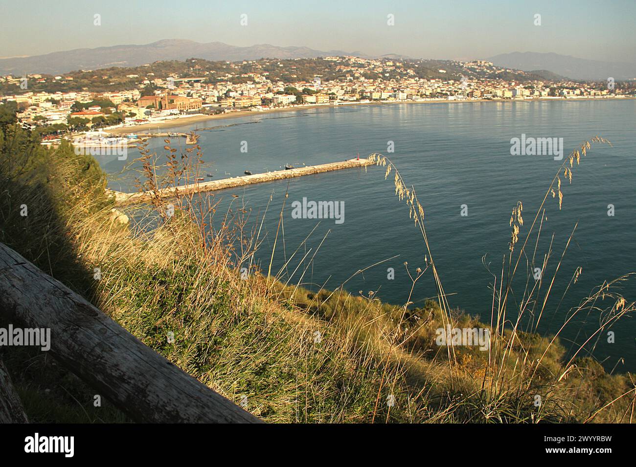 Ammira la città di Scauri sulla riva del Mar Tirreno da Scogliera di Scauri, Italia Foto Stock