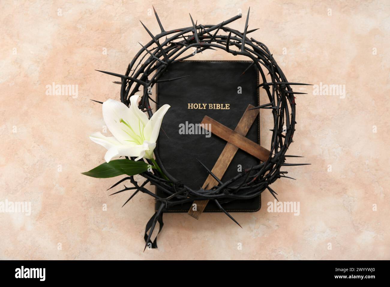 Composizione con Sacra Bibbia, croce, corona di spine e giglio su sfondo chiaro Foto Stock