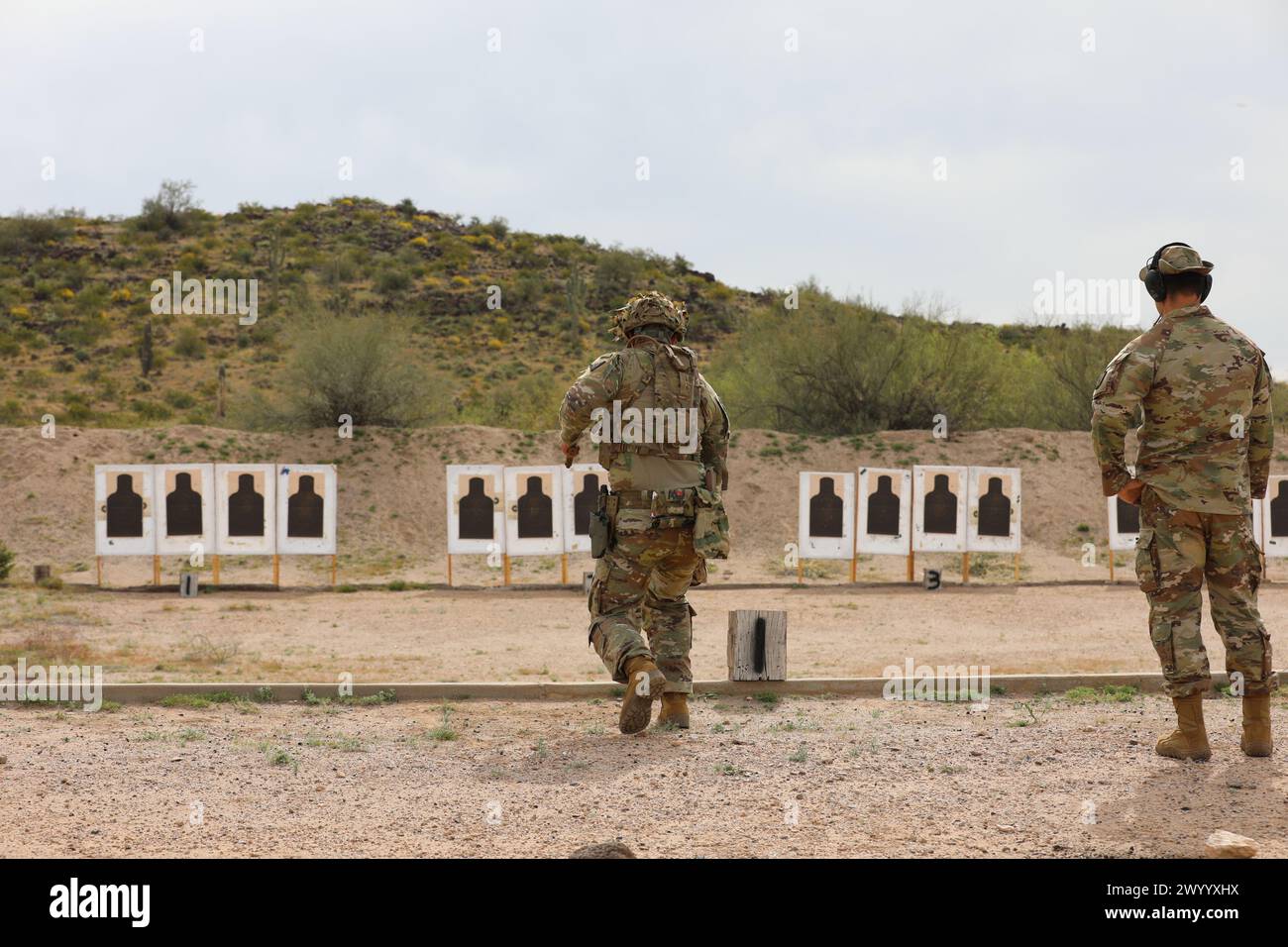 Soldiers and Airmen gareggiano nel TAG match annuale, Florence, Arizona, marzo 2024. Impiegando la Guardia Nazionale per le missioni del mondo reale, le loro abilità duramente guadagnate si affinano e contribuiranno a bilanciare la necessità della Nazione di mantenere una forza attiva di grandi dimensioni e più costosa. Il TAG Match è una competizione di tiro individuale e di squadra che espone soldati, avieri e altri partecipanti a vari sistemi d'arma in un ambiente competitivo. Foto Stock