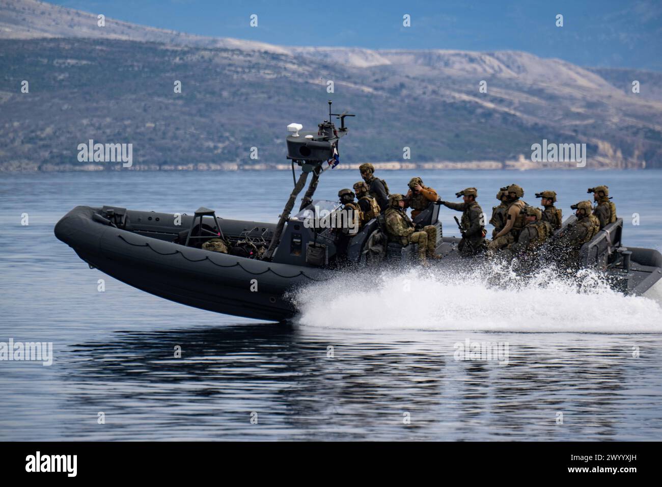 ADRIATIC SEA (12 marzo 2024) gli operatori navali di guerra speciale (SEAL) della costa orientale degli Stati Uniti conducono visite, consigli, ricerche e addestramento al sequestro con le forze per le operazioni speciali croate per aumentare le loro capacità marittime durante Trojan Footprint 24. Trojan Footprint è un'esercitazione di formazione multinazionale che riunisce le forze NATO e partner e dimostra la loro capacità di rispondere senza problemi a qualsiasi minaccia lanciata contro la libertà e la stabilità globali. Naval Special Warfare Group TWO produce, sostiene e dispiega le principali forze marittime delle operazioni speciali al mondo per condurre il pieno spettro Foto Stock