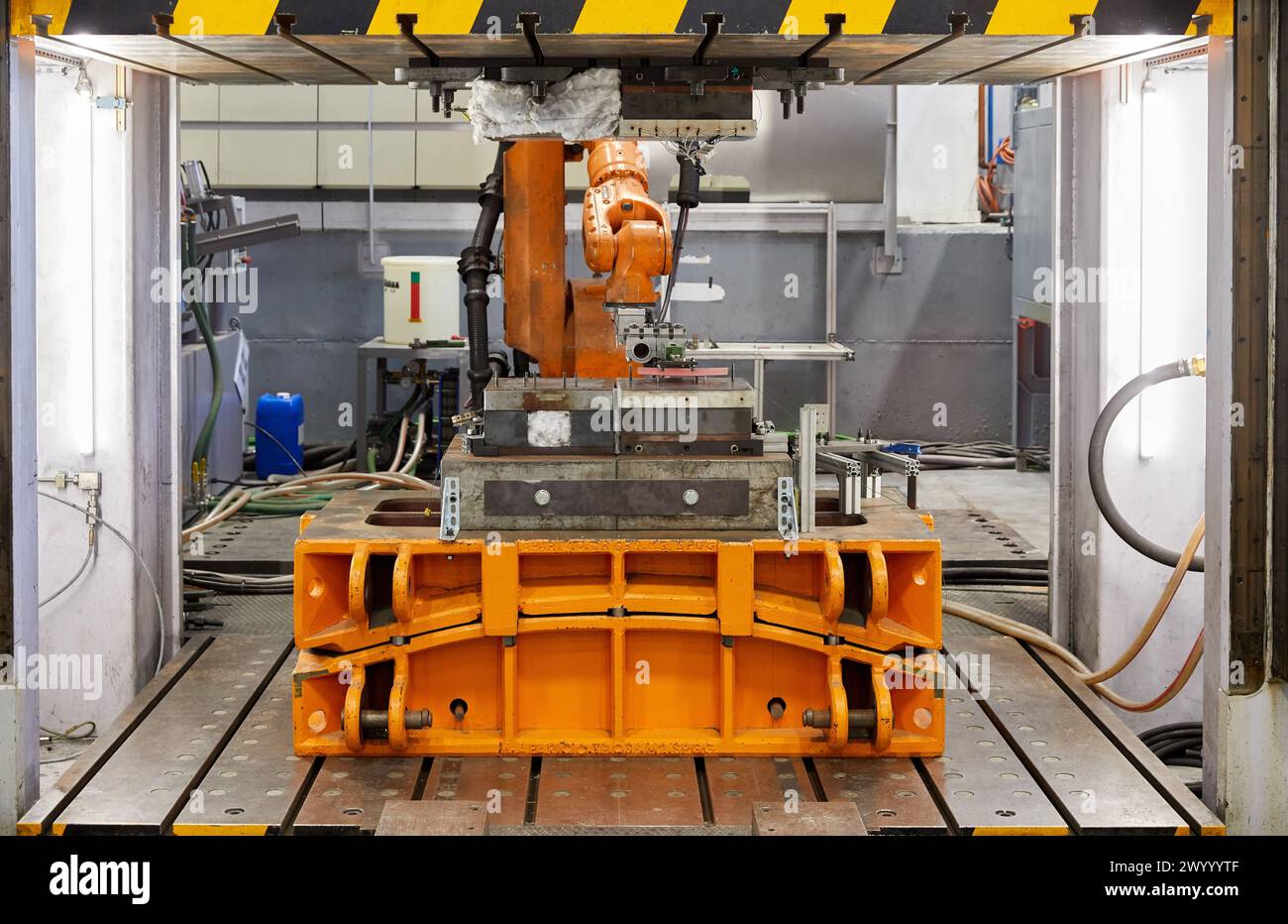 Robot che introduce i materiali nel forno e li porta successivamente alla pressa, alla cella di stampaggio a caldo, all'unità industriale, all'industria automobilistica, al centro tecnologico, Tecnalia Research & Innovation, Derio, Bizkaia, Paesi Baschi, Spagna. Foto Stock