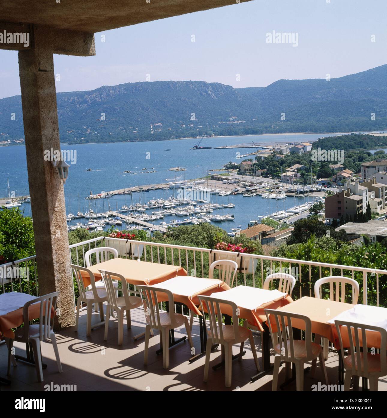 Ristorante in Rue de la Citadelle, con porto sullo sfondo, Porto Vecchio, Golfo di Porto Vecchio, Corsica, Francia. Foto Stock