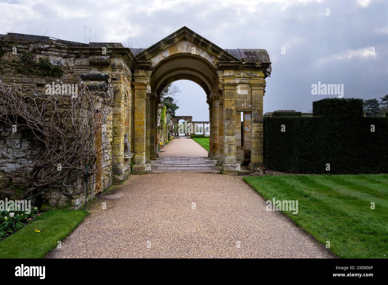 Loggia del castello di Hever in un nuvoloso pomeriggio primaverile, Hever, Kent, Inghilterra Foto Stock