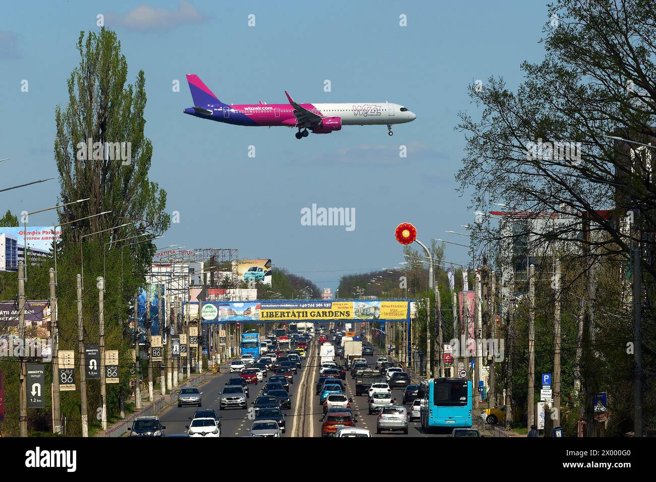 Bucarest, Romania. 8 aprile 2024: Volo Parigi per Bucarest, W43052, della compagnia aerea low cost Wizz Air atterra a Bucarest Henri Coanda International A Foto Stock